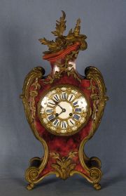 Reloj estilo Luis XV con bronces, con llave.