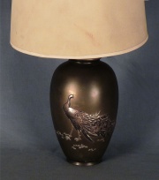 Vaso de bronce con pavo real., lámpara