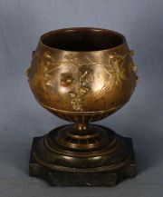 Copon bronce decoración vegetal, base de mármol.