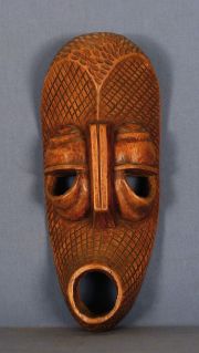 Mascara africana madera profusamente tallada.
