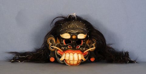 Mascara oriental policromada, con colmillos