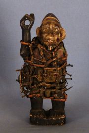 NKISHI, Personaje con tientos y clavos. Talla fetiche africana.