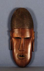 Mascara africana madera tallada, oval.
