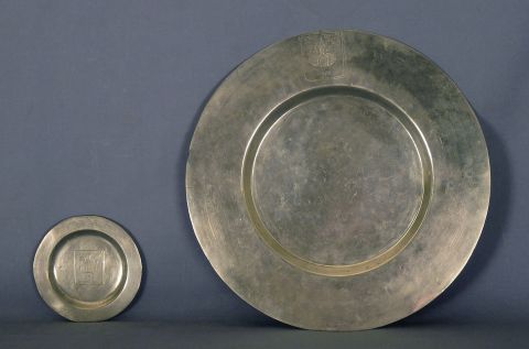 Platos de peltre 12 de sitio y 12 de pan. 24 Pzas.