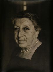 MAKARIUS 'BIBI ZOGBE' fotografa vintage sobre gelatina de plata. Sellada y firmada al dorso por el autor.