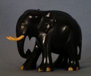 Elefante de madera tallada.