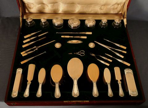 Caja con juego de toilette Avs. marfil y plata. 31 Piezas.