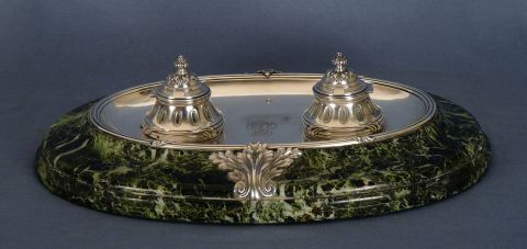 Escribana doble, tintero con base de mrmol verde. Tapa suelta, montura de plata.