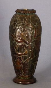 Lámpara de mesa, madera tallada con figuras indígeneas. Con Pantalla