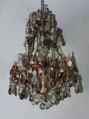 Araa de bronce y caireles, con torres, gotas y plaquetas.