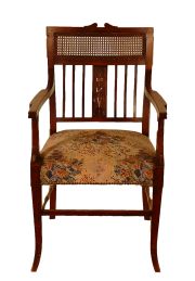 Sillon estilo ingles asiento tapizado, respaldo esterillado.