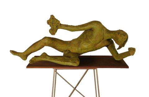 Desnudo Masculino recostado, escultura de cemento, inicialado L.C. Con base ho y tapa de madera. Col. J.C. Colombano