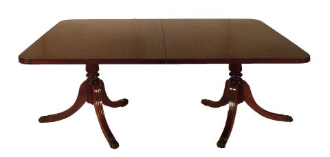 Comedor estilo inglés, mesa con dos tablas, 10 silla tapizadas, una restaurada, tapizado gris floreado.