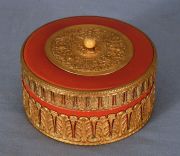 Caja circular de porcela bordo con aplicaciones de bronce.