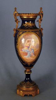 Vaso de porcelana Sevres con montura de bronce