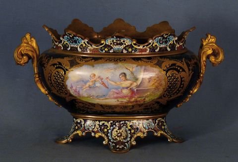 Centro, porcelana Sevres con montura de bronce y esmalte.