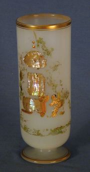 Vaso de opalina con decoración oriental con aplicaciones de nacar, con estuche.
