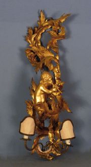 Aplique de madera con figura de putino, tallada y dorada.