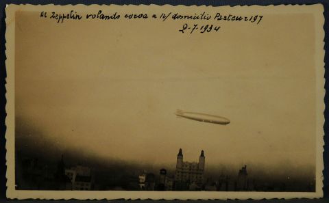 Fotografia del Zeppelin alemán sobre Buenos Aires, tomada por un aficionado el 2 de julio de 1934. Incluye el negativo o