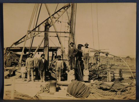 Fotografías de los Primeros pozos petroleros en Plaza Huincul. Neuquen, antes de YPF, entre 1918 y 1922. 6 Fotografias.
