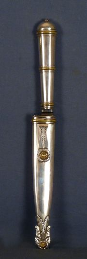 Cuchillo verijero, plata lisa c/virolas oro, agarradera flor, hoja de acero MDS. 18 cm.