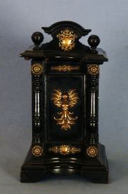 Pequeño cofre tarjetero victoriano, de madera con aplicaciones de bronce