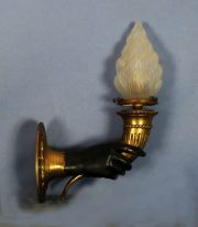 Apliques en forma de mano sosteniendo antorcha, bronce dorado y patinado, tulipas en forma de llama. (2)