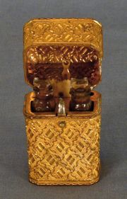 Necessaire-Perfumero en caja de bronce cincelado y dorado.