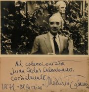 Foto Manuel Mujica Lainez, dedicada a  Juan C. Colombano. Año 1971 'El Paraiso' 9 x 14 cm. Enmarcada.