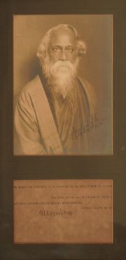 Rabindranath Tagore. Fotógrafo Graf y Kitzler. Con nota autografiada por Tagore, en un marco. Col. Juan C. Colombano