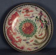 Fuente China circular en porcelana con dragones.