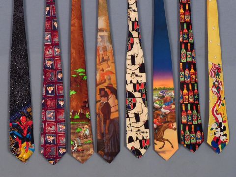 Lote de aprox. 115 corbatas y 13 moños. Películas - Disney - artistas - dibujos animados Colección Juan C. Colombano