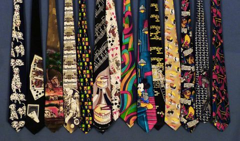 Lote de aprox. 115 corbatas y 13 moños. Películas - Disney - artistas - dibujos animados Colección Juan C. Colombano