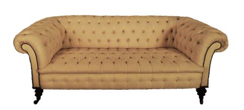 Sofa chesterfield, capiton, dos almohadones, patas con rueditas.