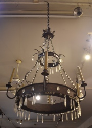 Araña, aro de bronce con 6 velas y caireles. Alto: 90 cm. Diámetro: 72 cm.