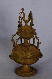 Caja doble para guardar nueces de betel, bronce patinado India S. XVIII