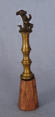 Personaje, mango de campana, bronce patinado. India, siglo XVIII