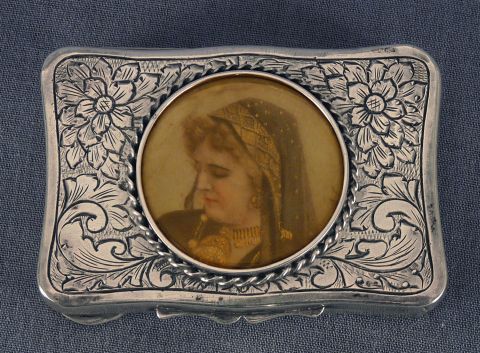 Caja plata con miniatura, con rostro femenino.