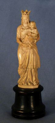 Virgen coronada y el Nio Jesus, talla de marfil, base de madera cilindrica.