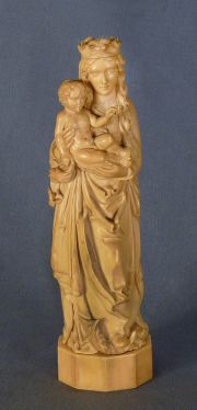 La Virgen y el Nio, talla de marfil, base decagonal