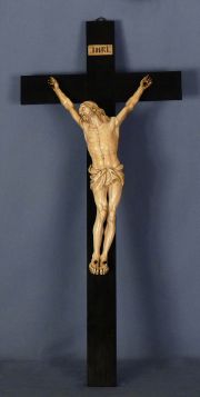Cristo de marfil tallado, cruz de madera negra.