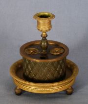 Tintero Imperio circular de bronce con candelero.
