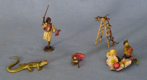Arabe con vara, rana con paraguas, escalera con monos y reptil, 5 figuras esmaltas. (5)