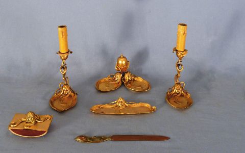 Escribania Art Noveau, de bronce dorado, tintero, abrecartas, porta plumas, secante y dos veladores. 6 Piezas.