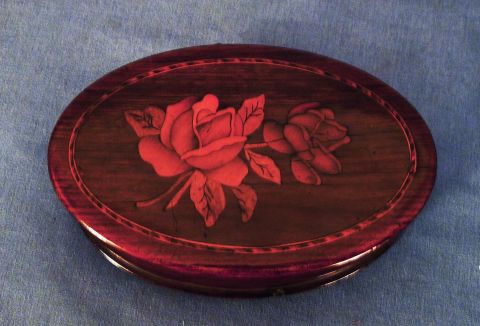 Caja oval madera, tapa con marqueteria de flor.