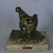 Troiani Troiano 'A Casa', escultura en bronce, base de mármol.