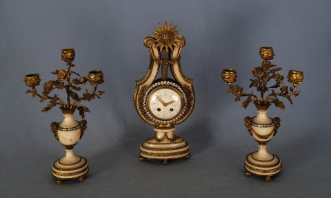 Garniture E. Luis XVI, reloj en forma de lira y 2 candelabros (3) 48