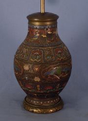 Lámpara china de bronce con esmaltes.