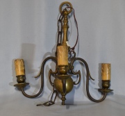 Araña holandesa de bronce de tres luces. alto: 40 cm
