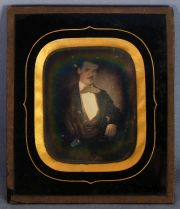 Daguerrotipos: 3 mujeres y 1 hombre, enmarcados y protegidos por un vidrio y passe par tout. Aprox: 12 x 14cm. C. 1860